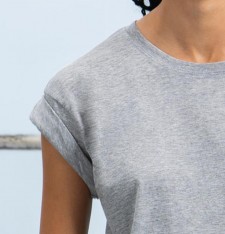 Damski krótki T-shirt organiczny z podwiniętymi rękawkami