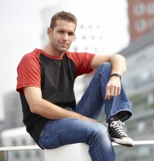 Męski T-shirt bejsbolowy z ozdobnymi szwami